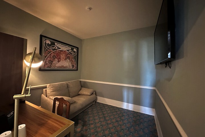 Room 42 of 73