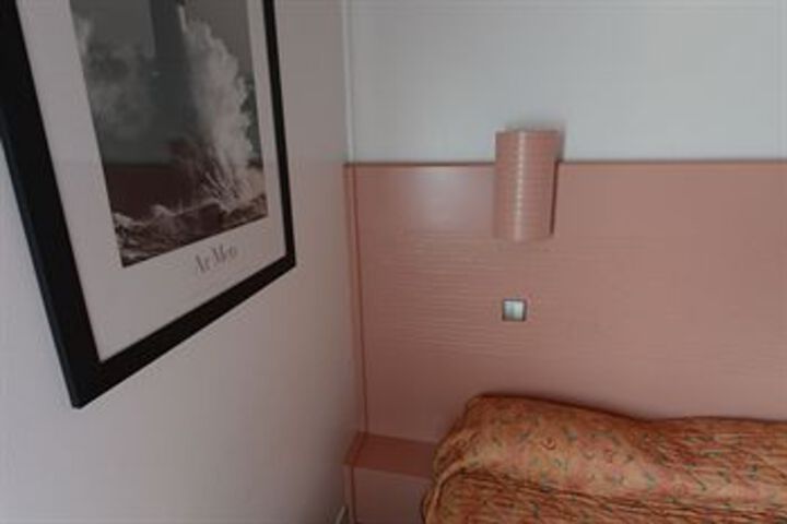 Room 18 of 40