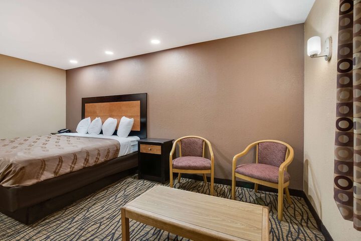 1 King Bed (6 of 10)