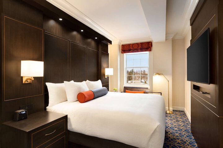 1 King Bed Main Building (11 of 35)