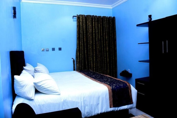 Room 12 of 48