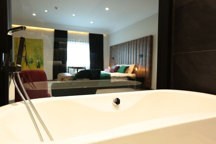 Room 33 of 48