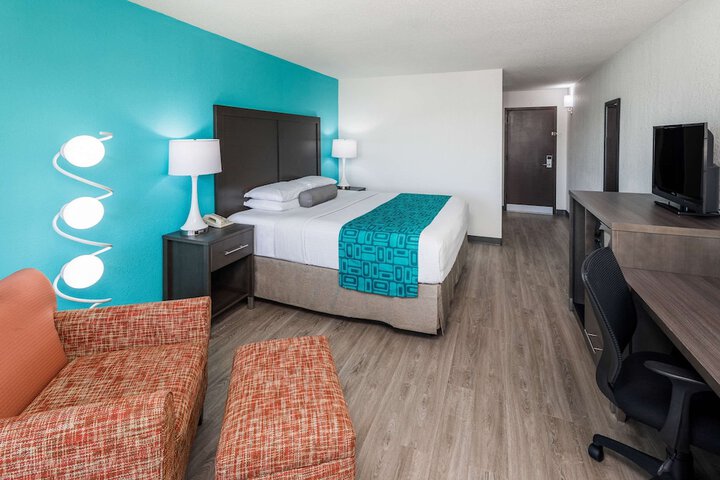 1 King Bed (6 of 7)