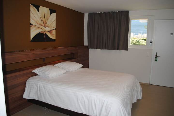Room 10 of 77