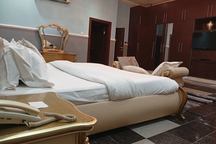 Room 5 of 17