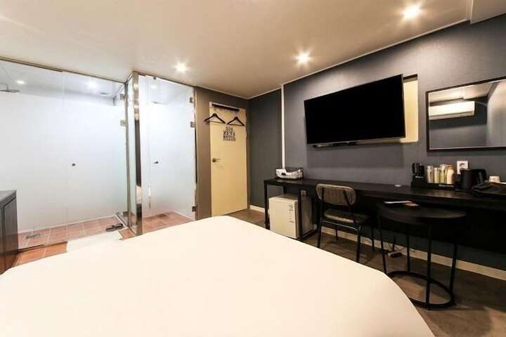 Room 6 of 27