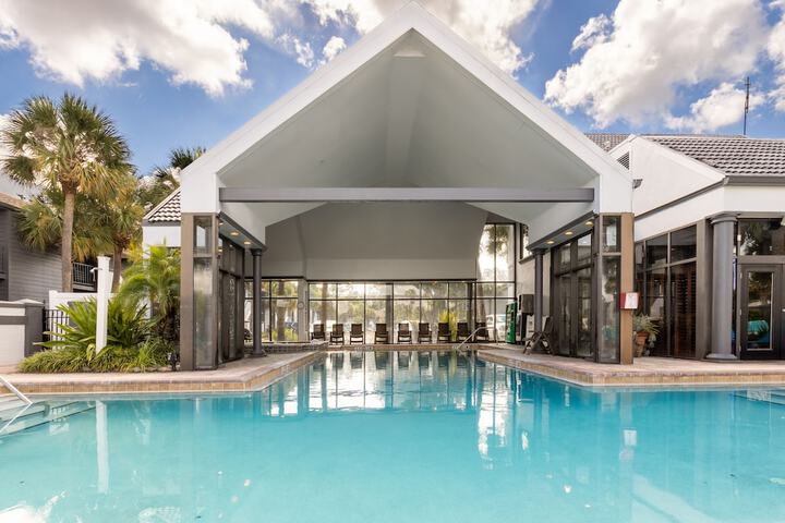 Indoor/outdoor pool