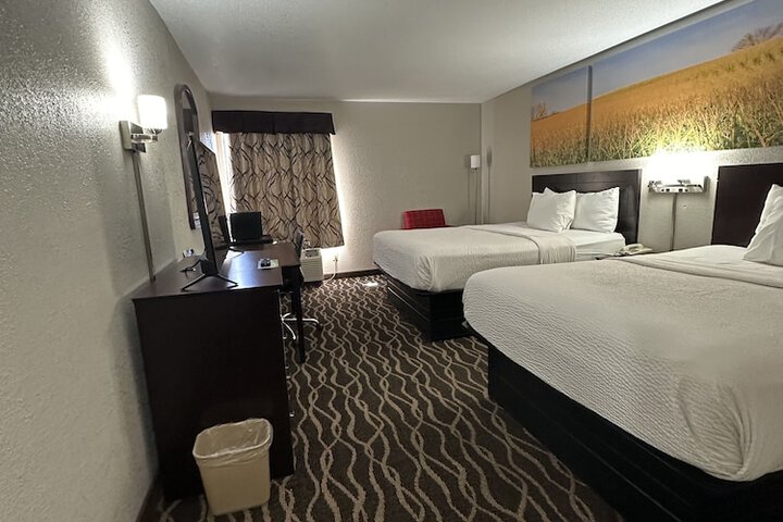 2 Queen Beds (1 of 4)