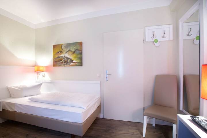 Room 16 of 25
