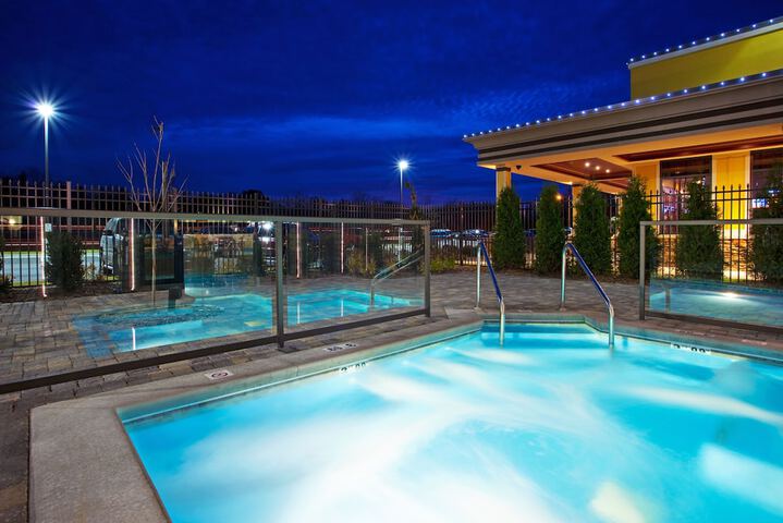 Indoor/outdoor pool