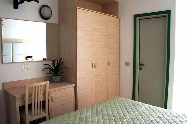 Room 11 of 32