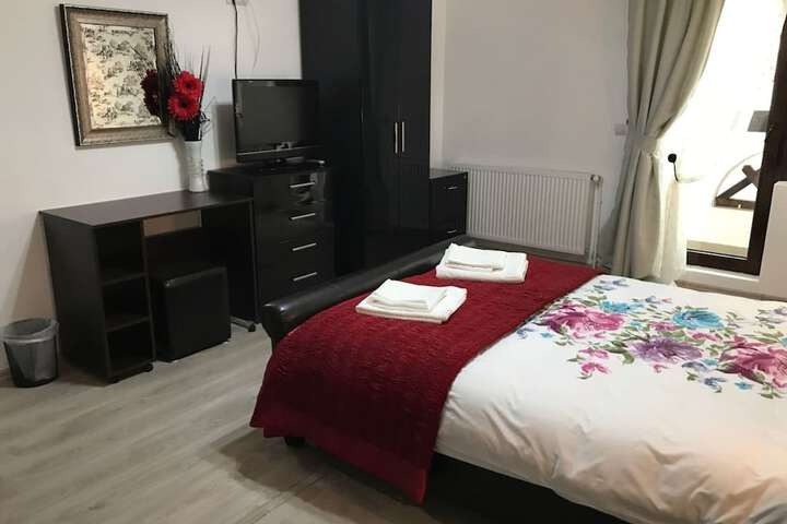 Room 5 of 18