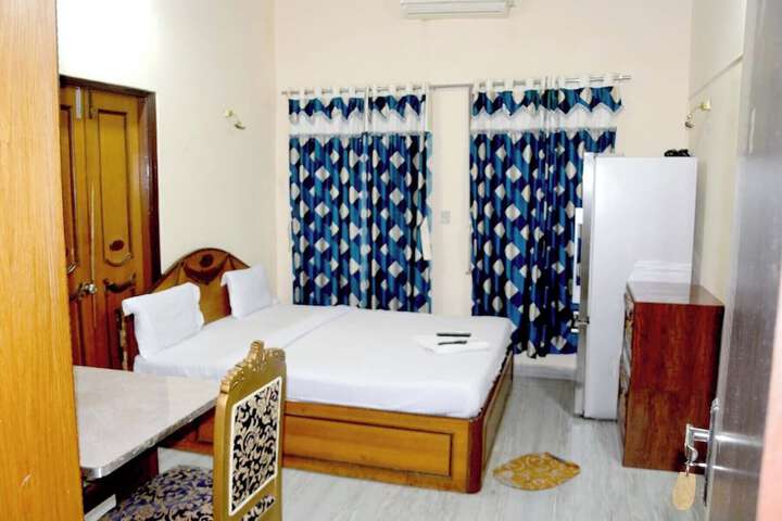 Room 11 of 28