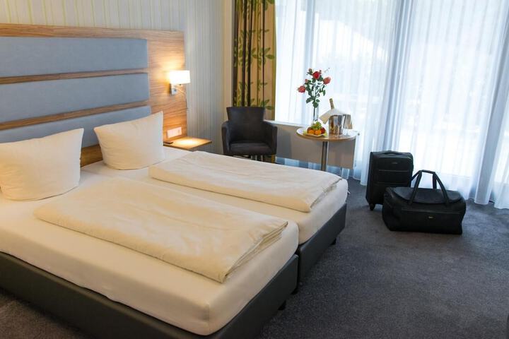 Room 4 of 40