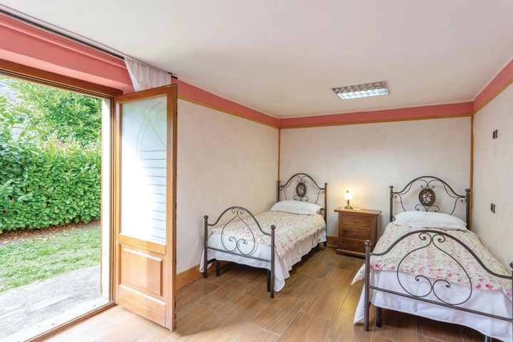 Room 6 of 18
