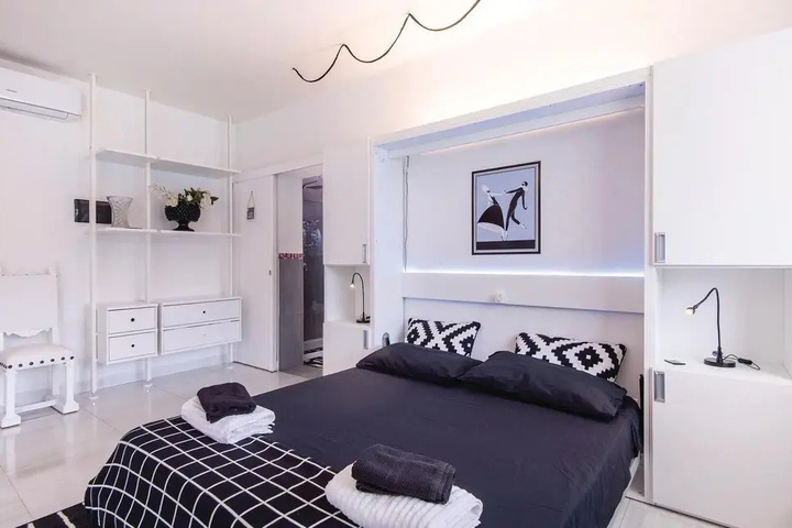 Room 3 of 16
