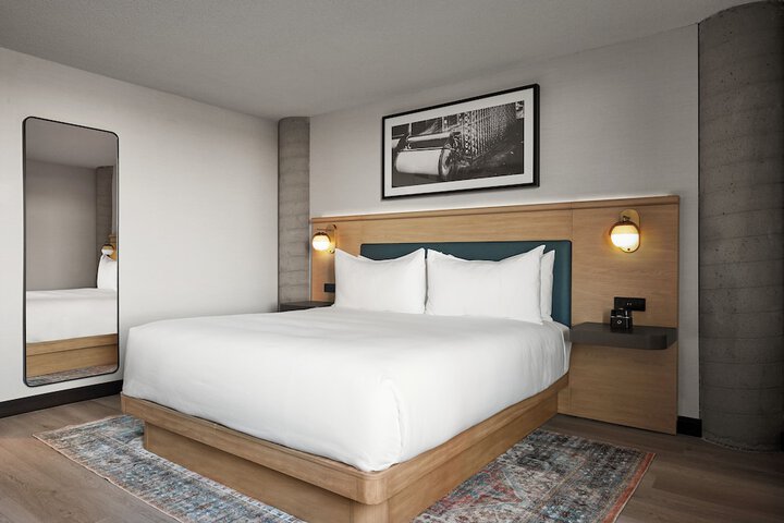 1 King Bed (2 of 21)
