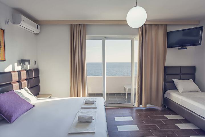 Room 5 of 62