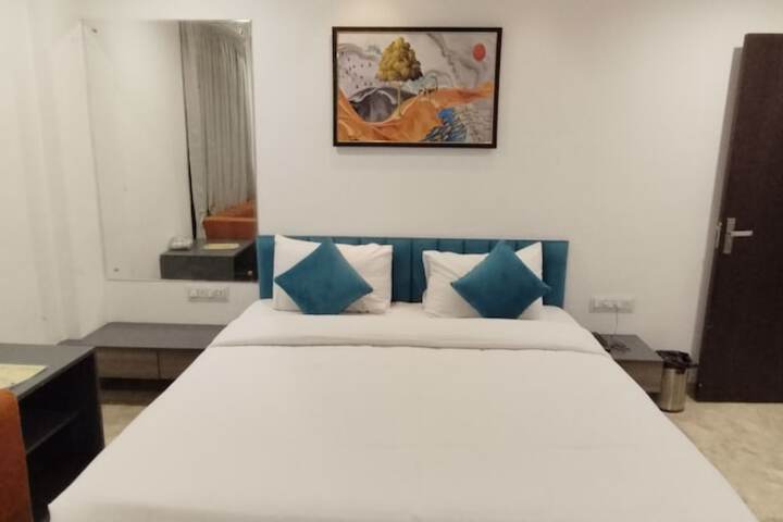 Room 10 of 16