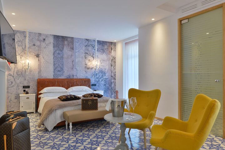 Room 4 of 37