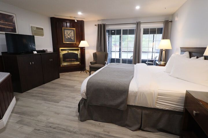 Junior Suite Queen Bed Lake View Sofa Jetted Tub (5 of 12)