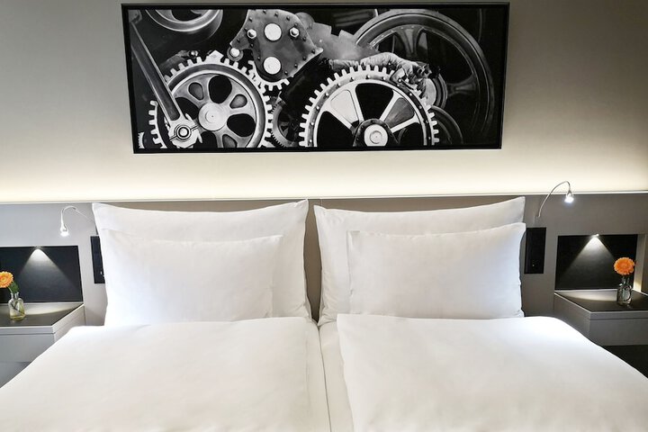 Room 11 of 100