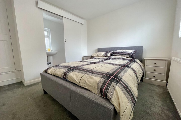 Impeccable 2-bed Apartment in Scarborough Image 4