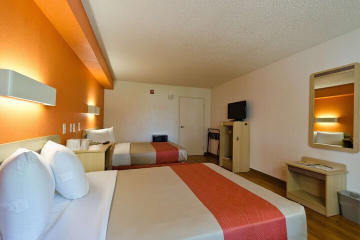 2 Double Beds (4 of 12)
