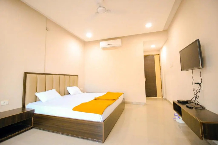 Room 6 of 12