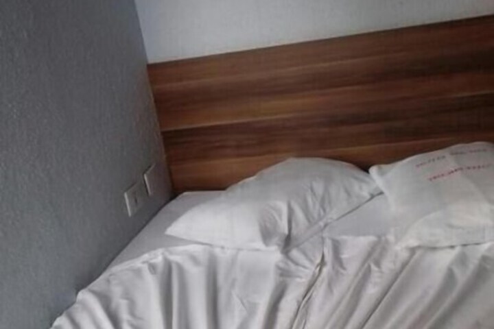Room 10 of 38