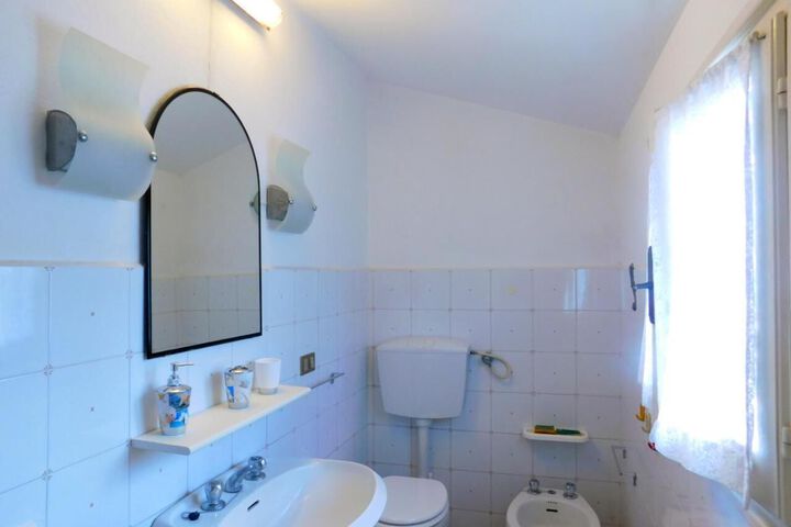 Room 5 of 8