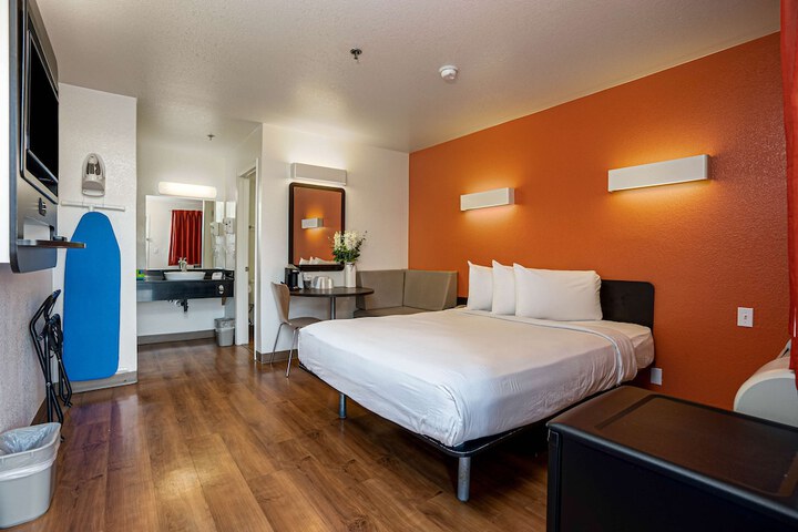 1 Queen Bed (3 of 7)