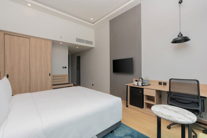 Room 30 of 142