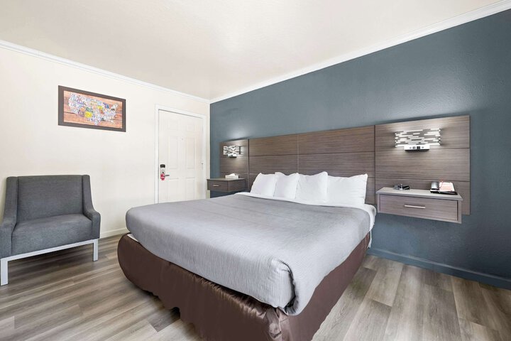 1 King Bed (8 of 18)