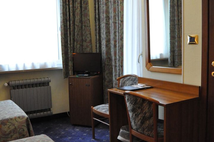 Room 43 of 100