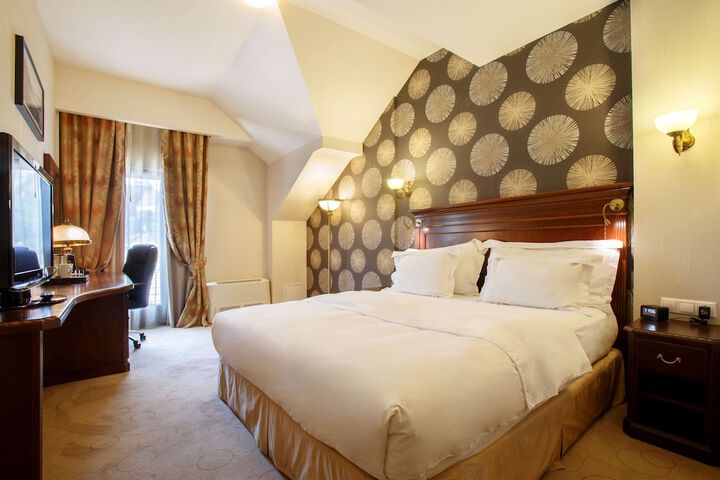 Room 6 of 28