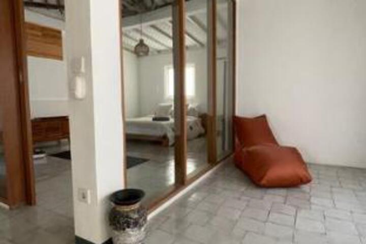 Spacious Studio Room Close to Cafe and Beach
