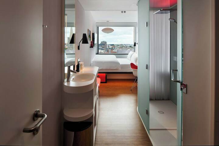 Room 32 of 71