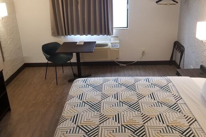 1 Queen Bed (15 of 15)