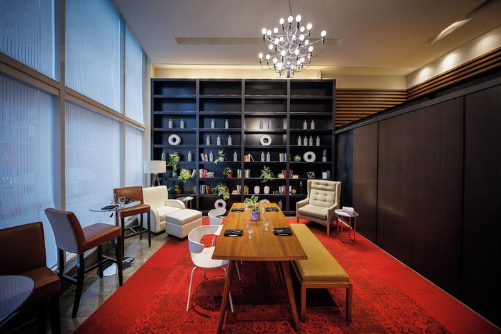 Lounge 30 of 33