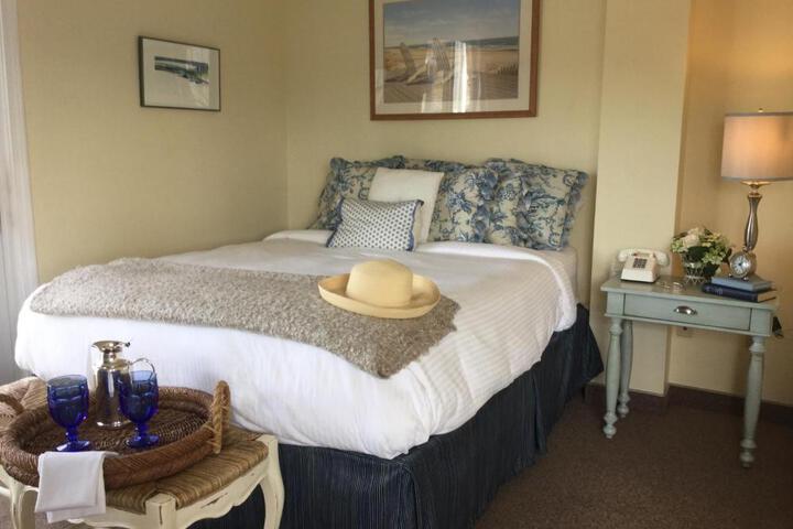 Deluxe Room 1 Queen Bed (2 of 4)