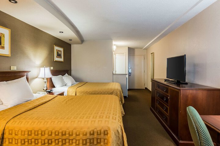 2 Double Beds (3 of 9)