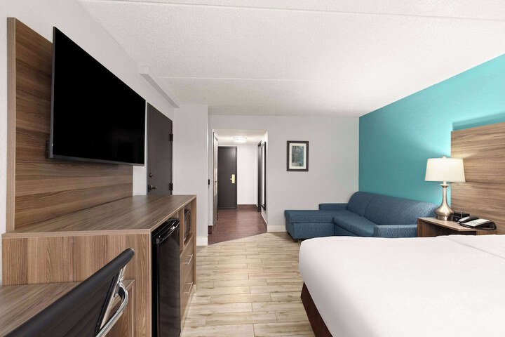1 King Bed 1 Sofa Bed Kitchenette (10 of 17)