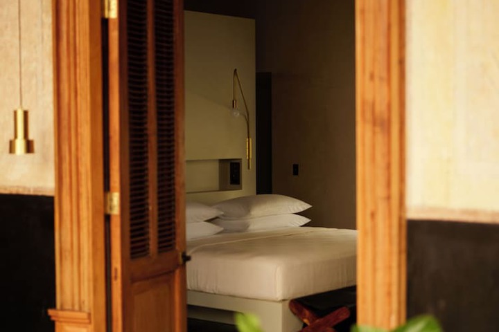 Room 25 of 76