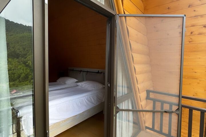 Room 2 of 65