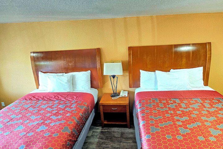1 King Bed (5 of 9)