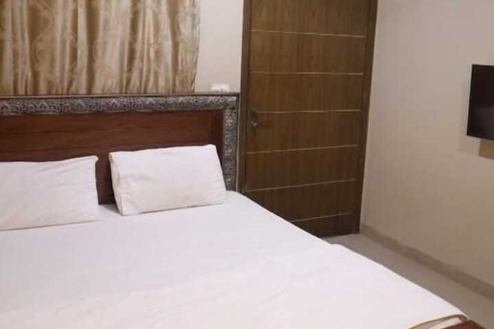 Room 8 of 11
