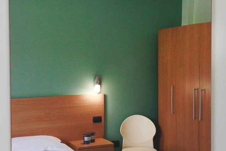 Room 2 of 38