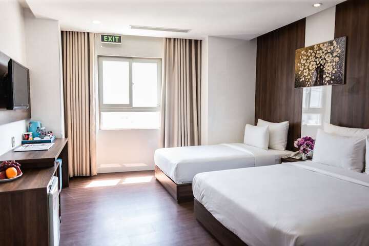 Room 6 of 76