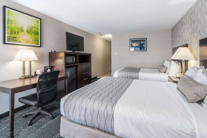 2 Queen Accessible Bathtub Microwave and Refrigerator Full Breakfast (3 of 8)
